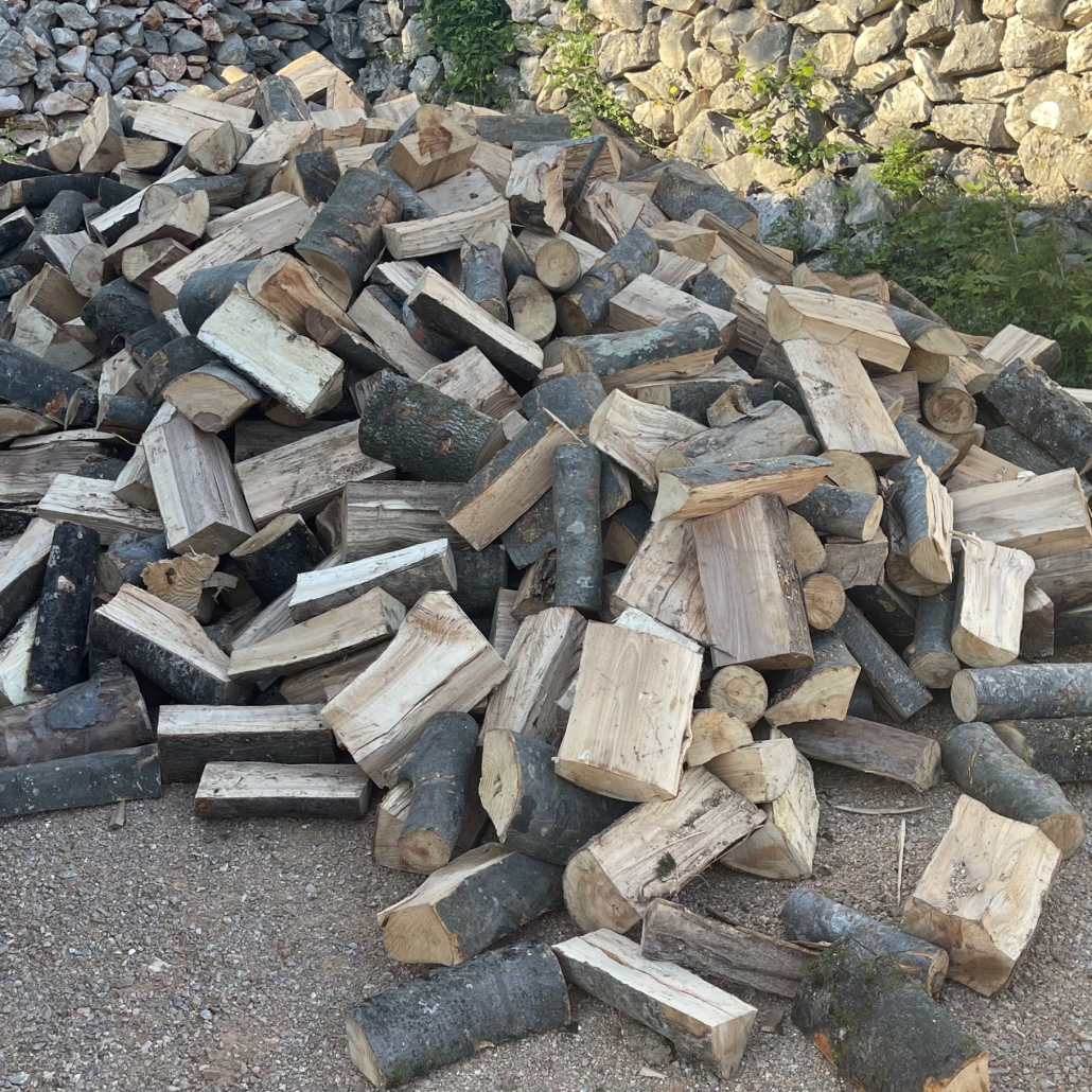 Holz vor der Hütte