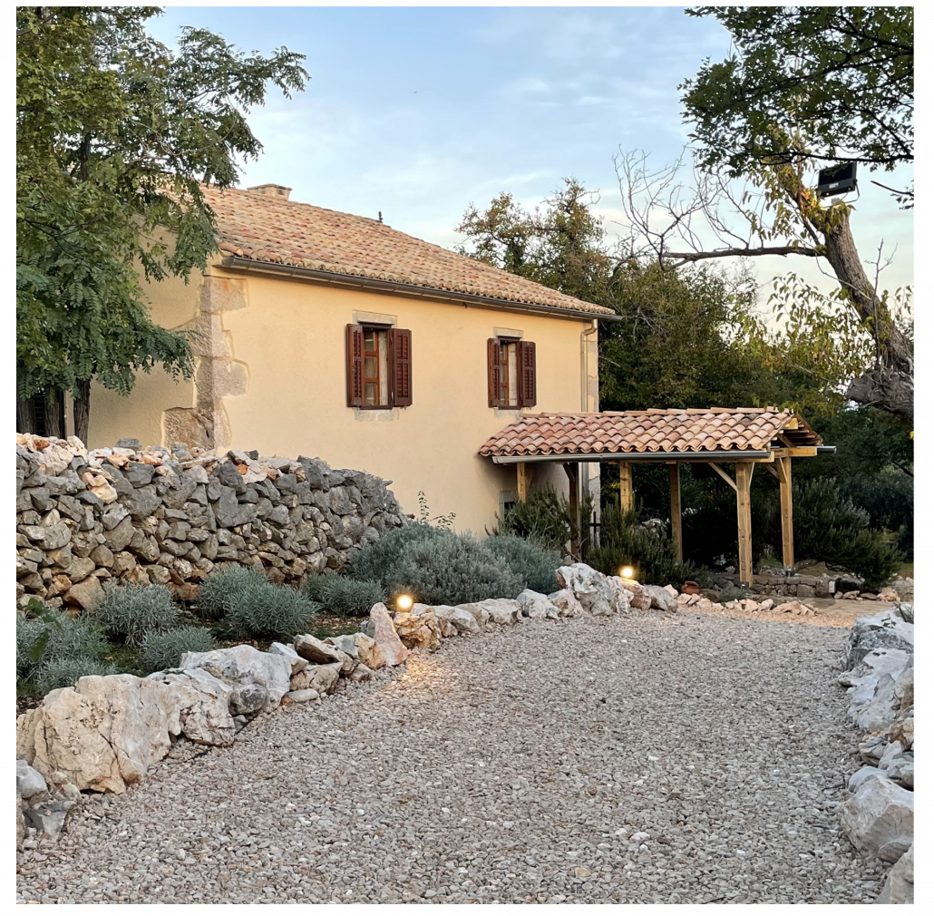 Wenn es Dir nass reingeht, dann mach halt ein Dach drüber